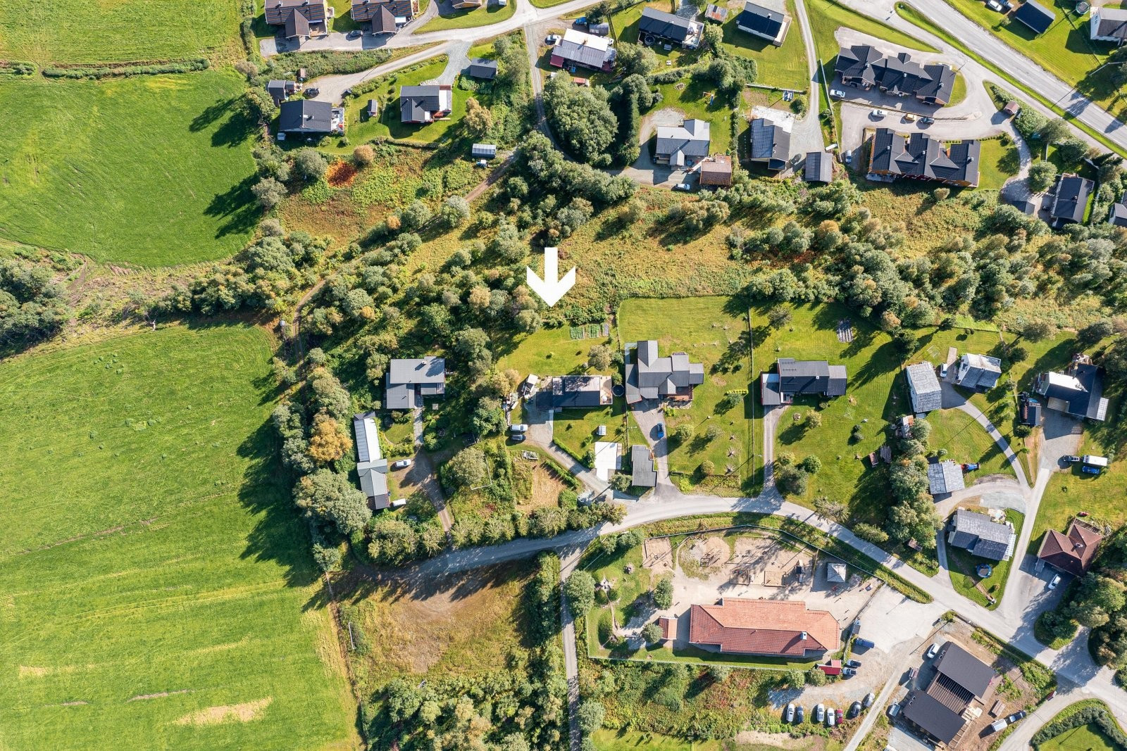 Boligen ligger nesten helt i enden av gata og er skjermet for støy og trafikkfare.