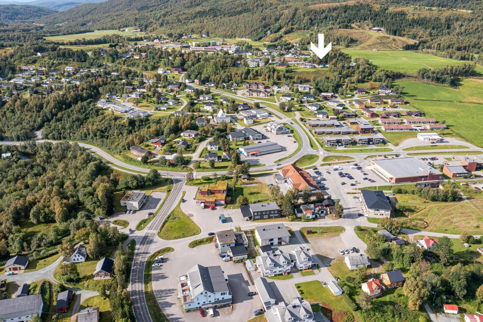 Boligen ligger i boligfeltet Moan på Storsteinnes. Gangavstand til barnehage, skole, idrettshall, svømmebasseng, fotballbane, lysløype, butikker, cafe, mv.
