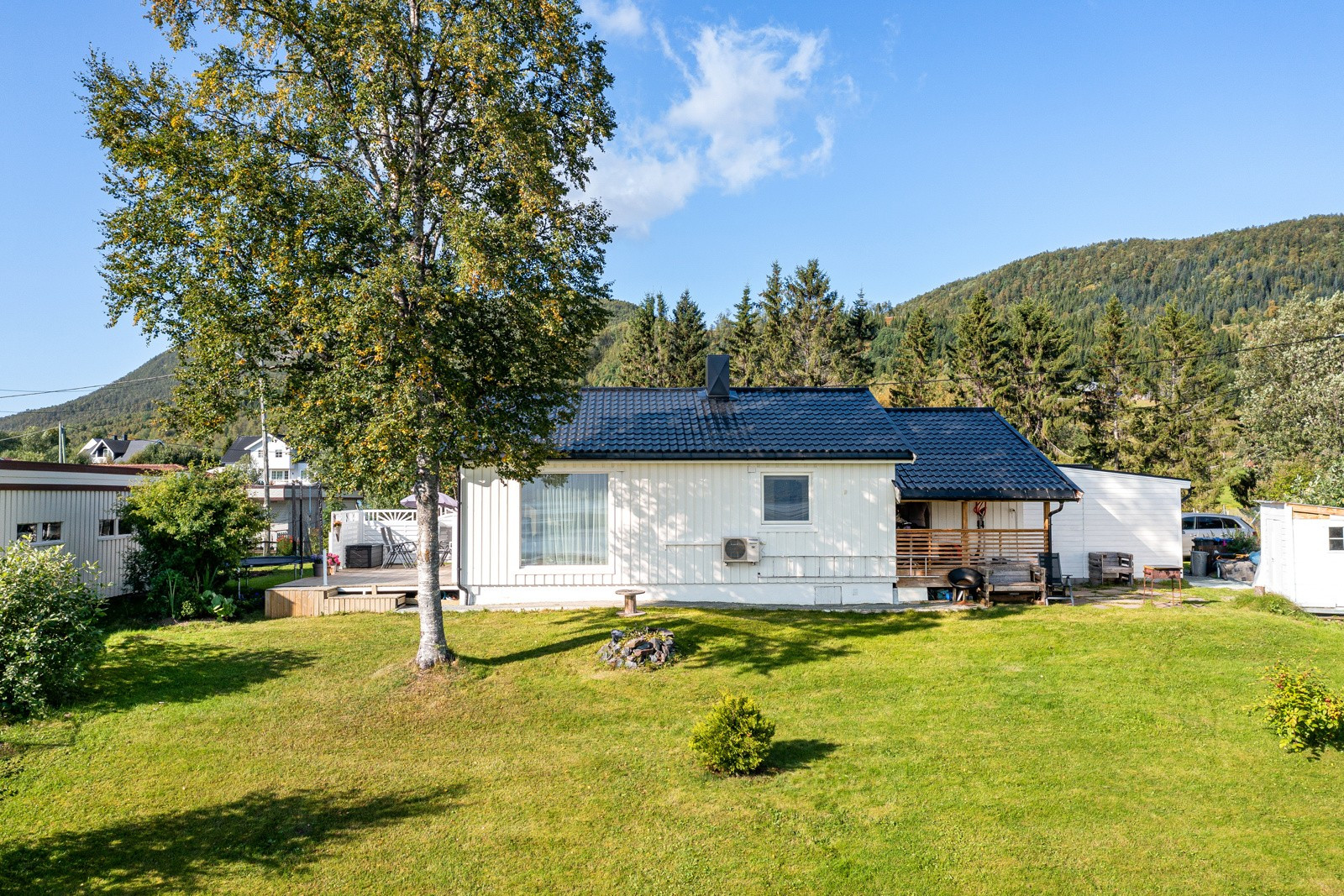 Utenfor boligen er det hage hvor barna kan utfolde seg fritt
