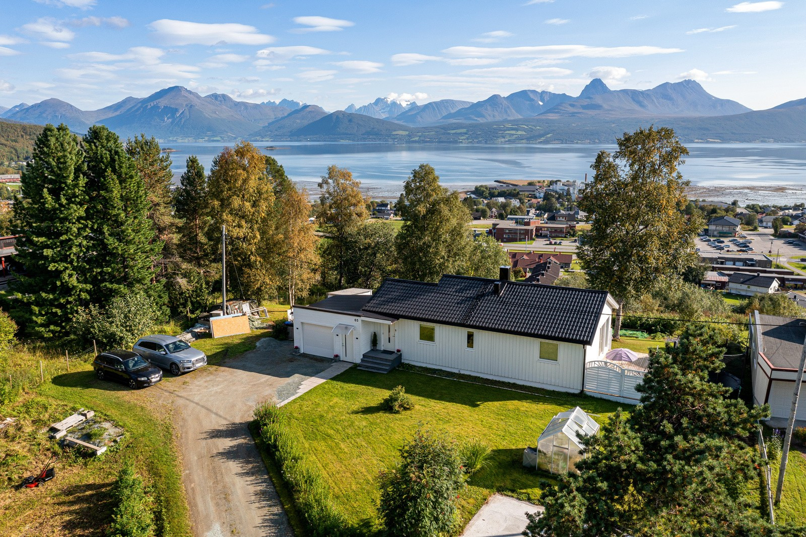 Stor utsiktstomt - rikelig med parkering