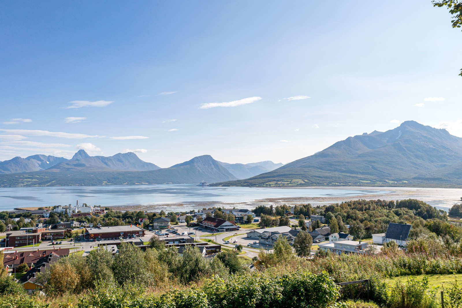 Flott utsikt over Storsteinnes sentrum, Balfjordene og en vakker fjellrekke.