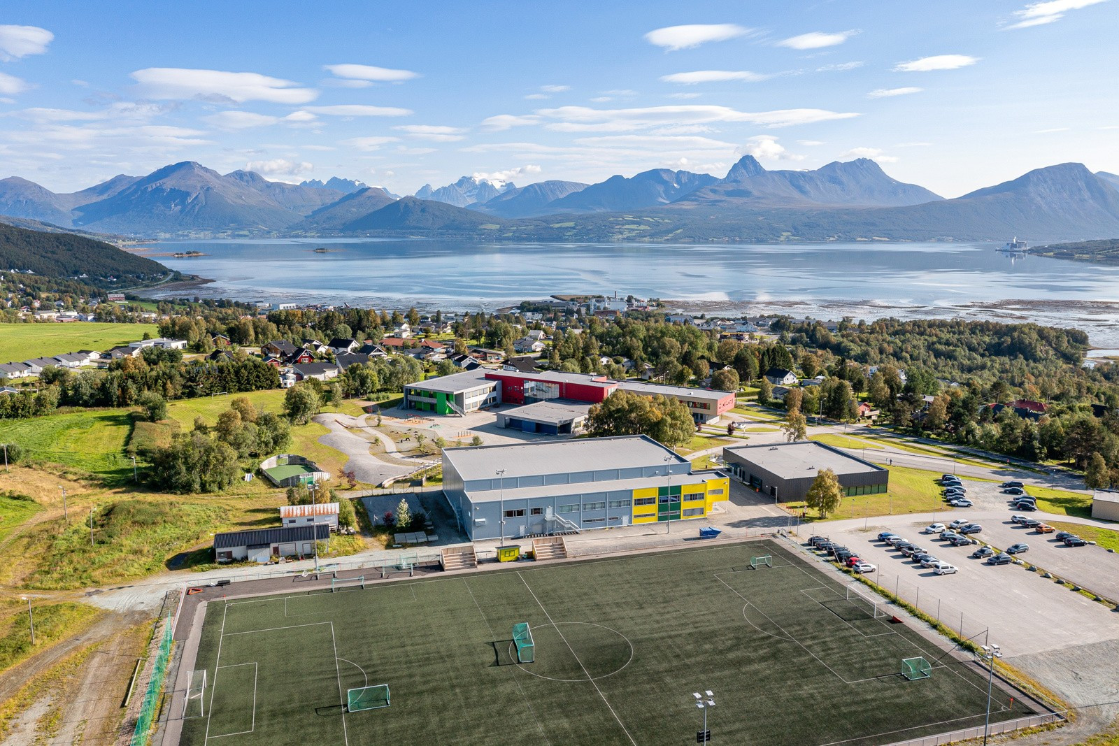 Noen steinkast unna finner du fotballbane, idrettshall, basseng, skole, barnehage, lysløype, mv.