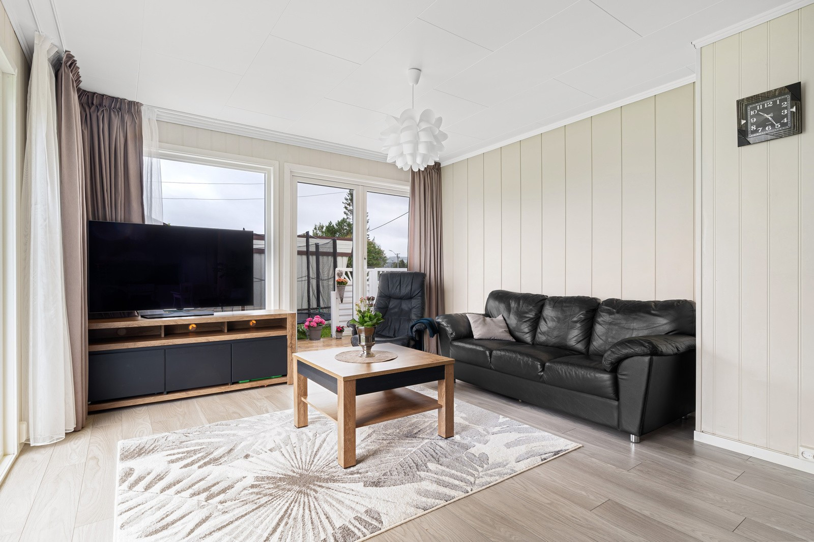 Romslig stue med god plass til stor sofagruppe og TV