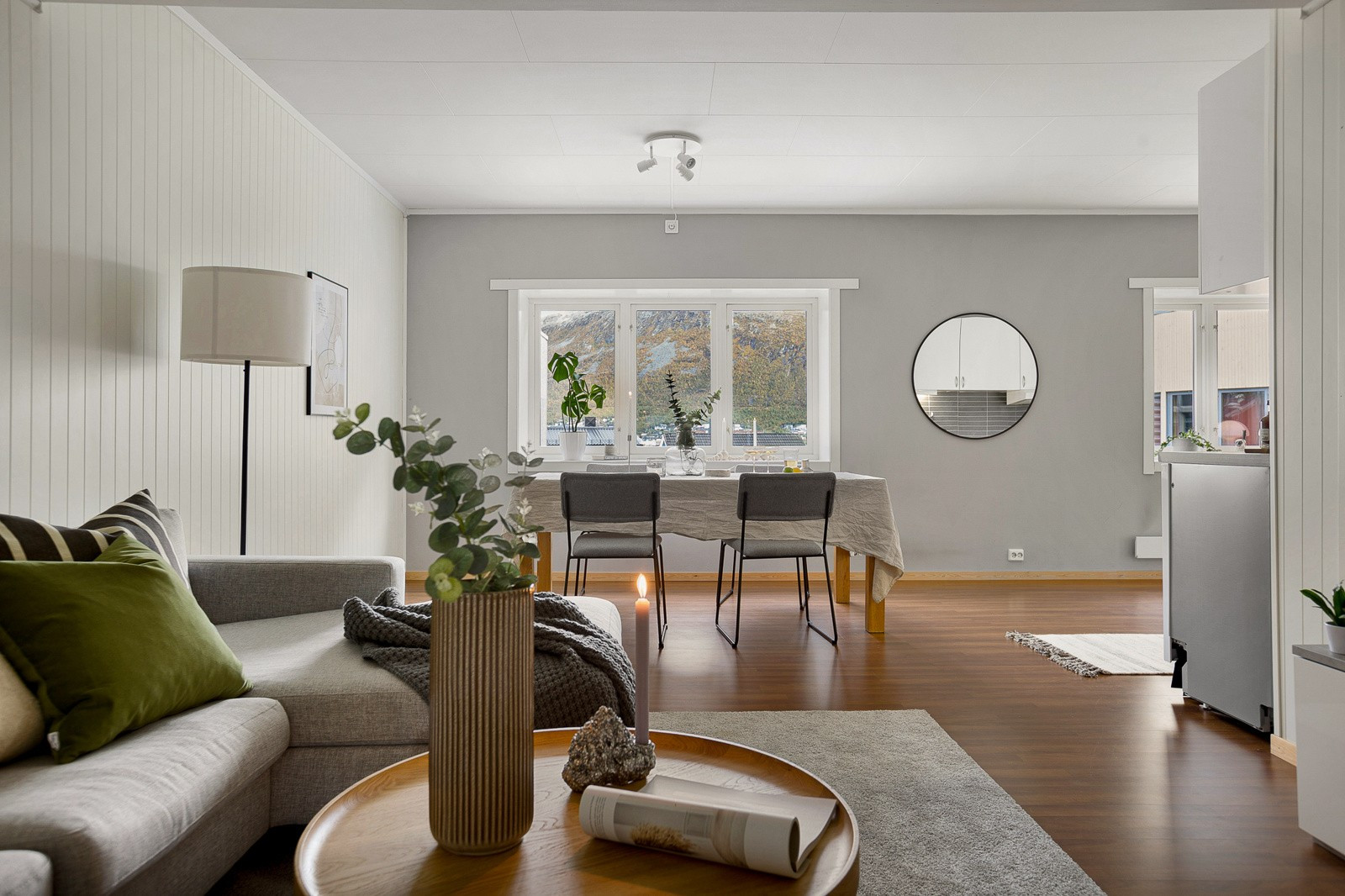 Den romslige stuen har god plass til både sofa med tilhørende møblement og spisebord.