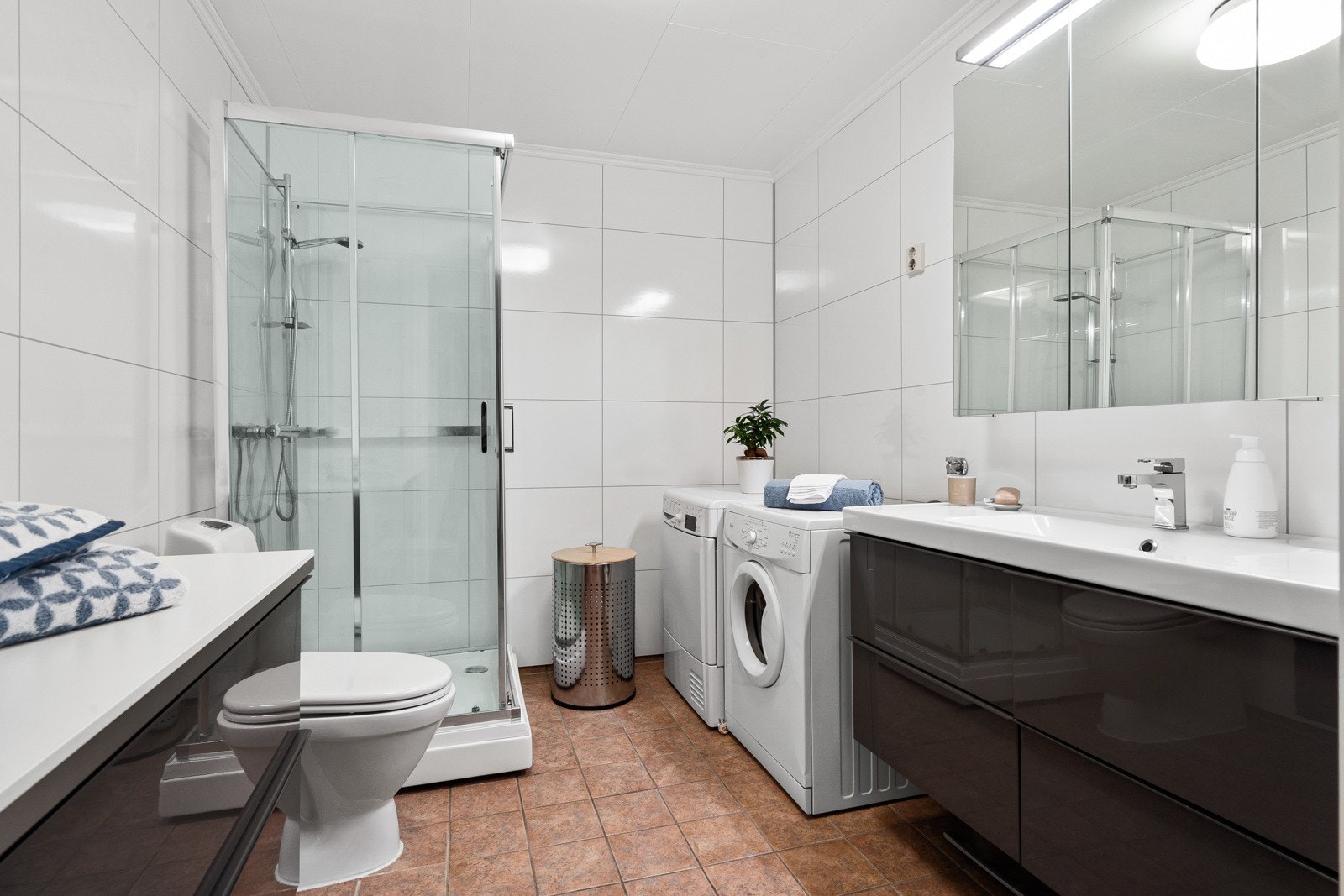 Flott bad på 7m² med varmekabler og flis på gulv, samt opplegg for vaskemaskin Galleribilde