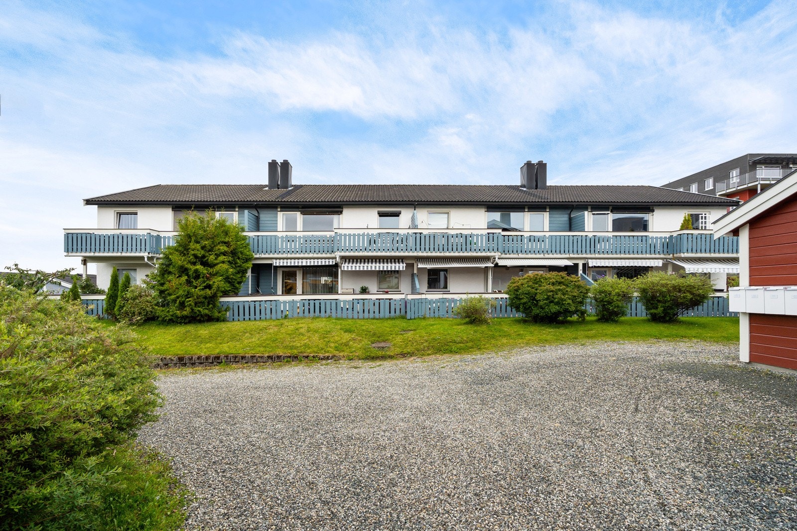 Boligen befinner seg i et hyggelig nabolag med kort avstand til flere dagligvarebutikker Galleribilde