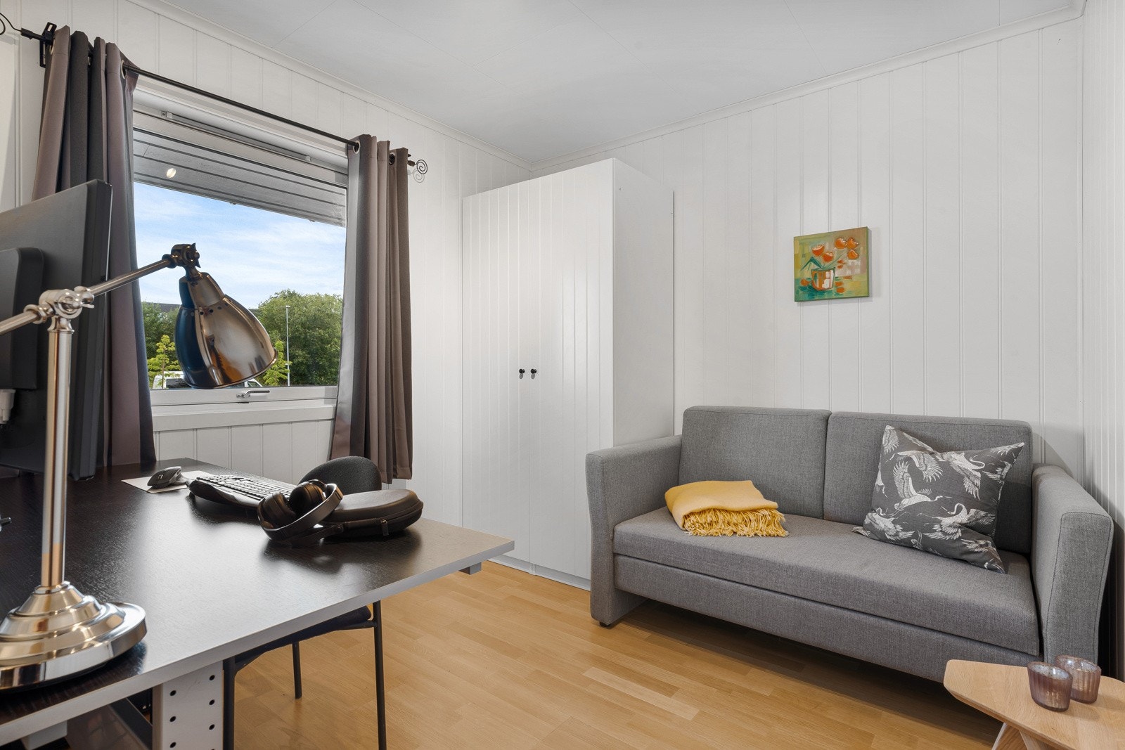 Soverom 2 er på 8m² og kan enkelt innredes som kontor eller gjesterom Galleribilde