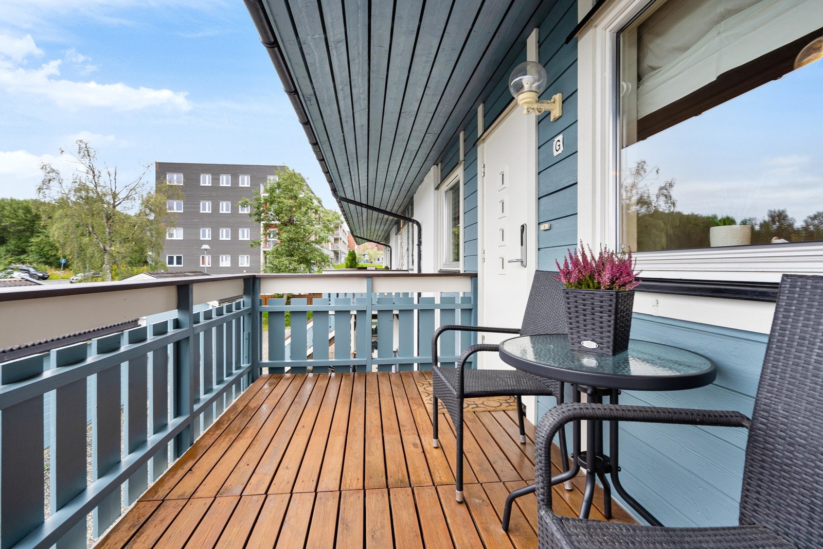 Privat inngangsparti med god plass til utemøblent Galleribilde