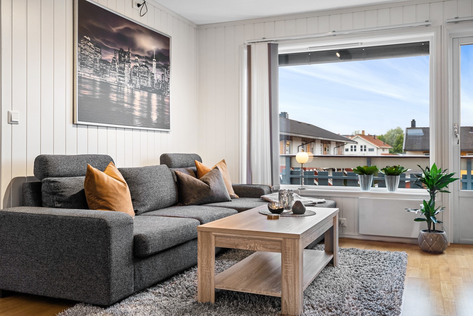 Leiligheten nyter en romslig planløsning med stue på hele 22m² Galleribilde