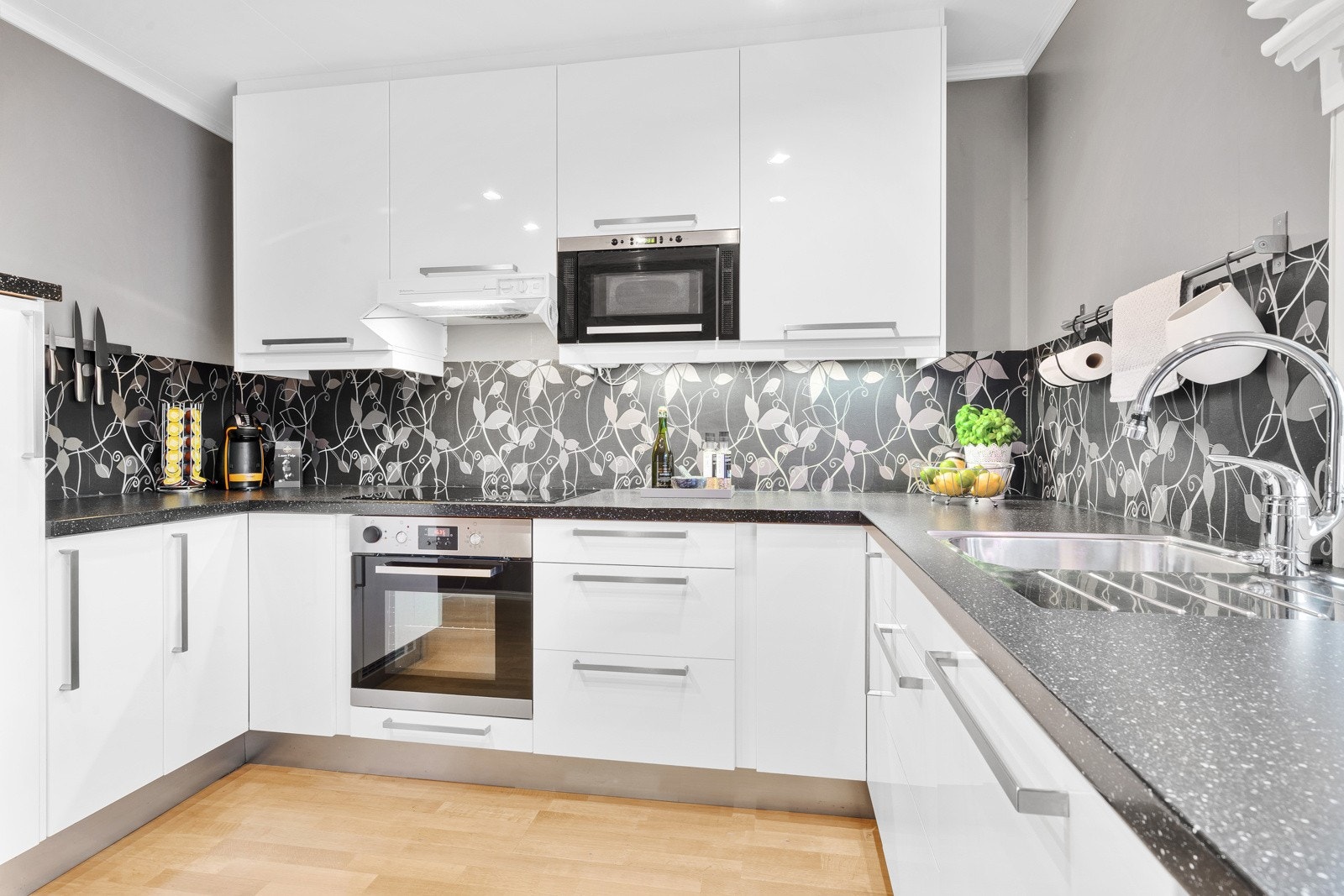 Moderne kjøkken med en praktisk utforming som gir svært god benk- og skapplass Galleribilde