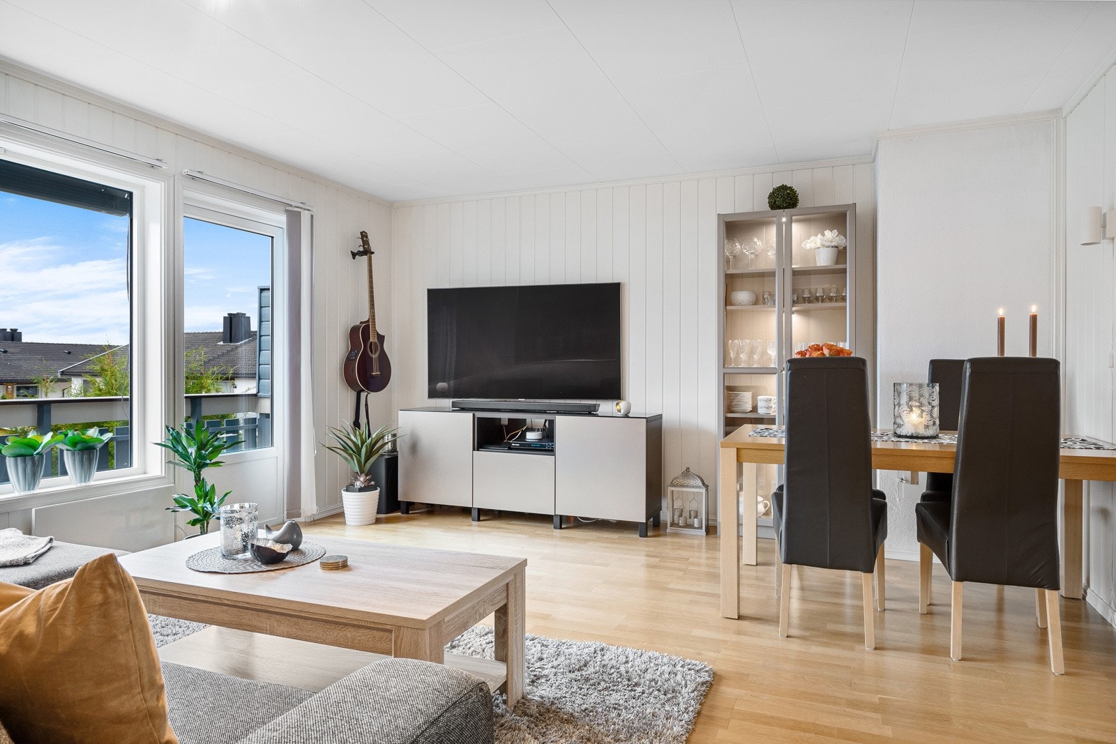 Den romslige planløsningen gir god plass til ulike møbleringsmuligheter, samt separat spisebord Galleribilde