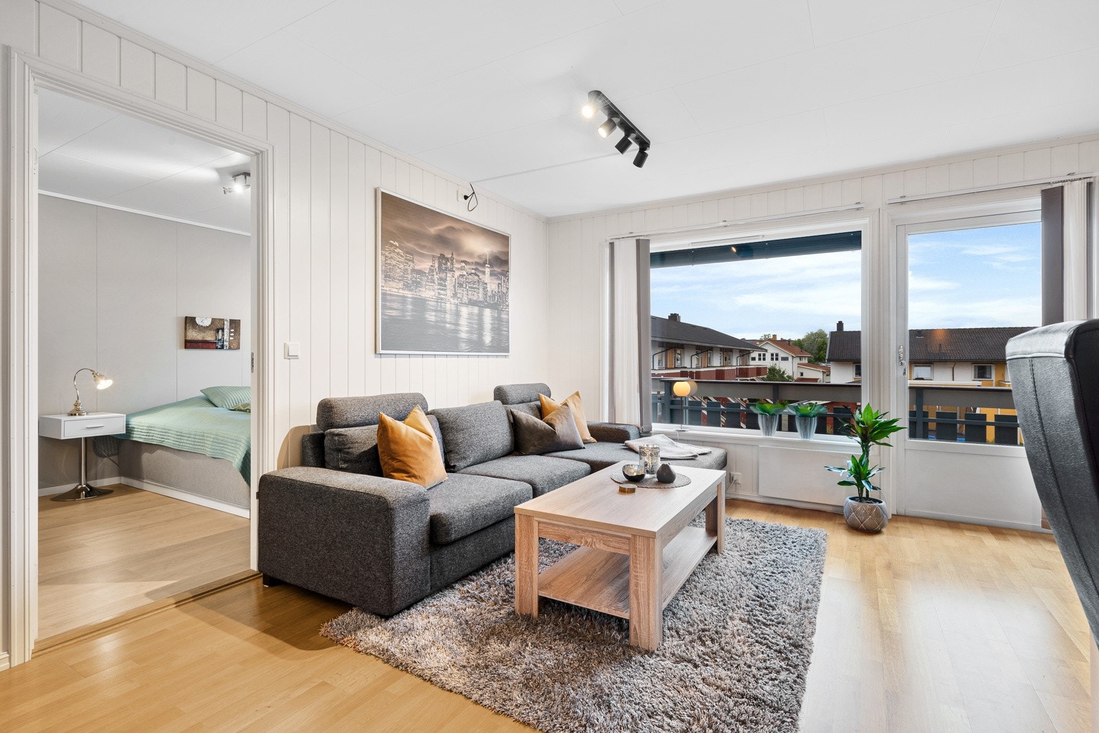 Store vindusflater setter et lyst og luftig preg på stuen Galleribilde