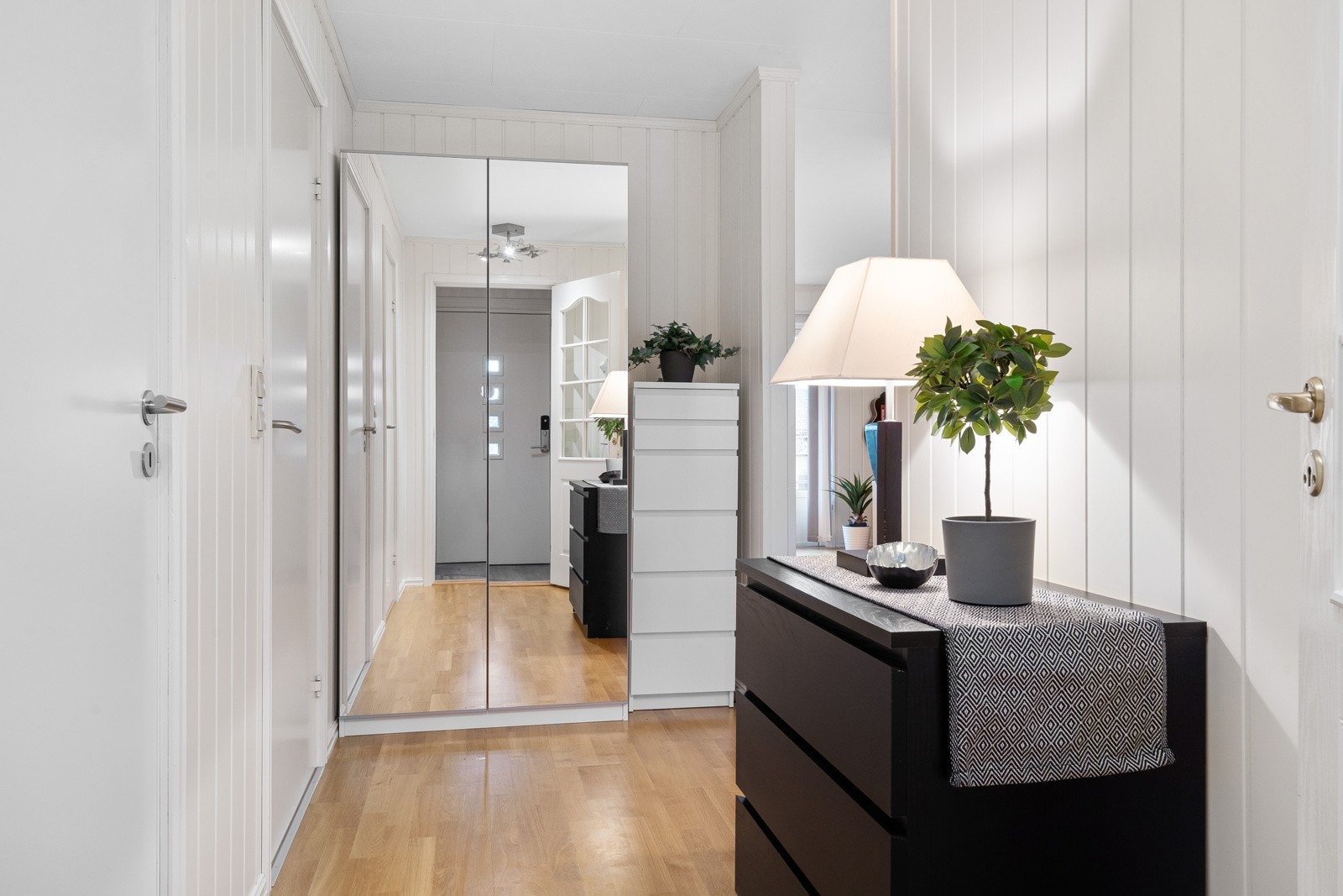 Innbydende inngangsparti på 6m² med god plass til oppbevaring av yttertøy og sko Galleribilde