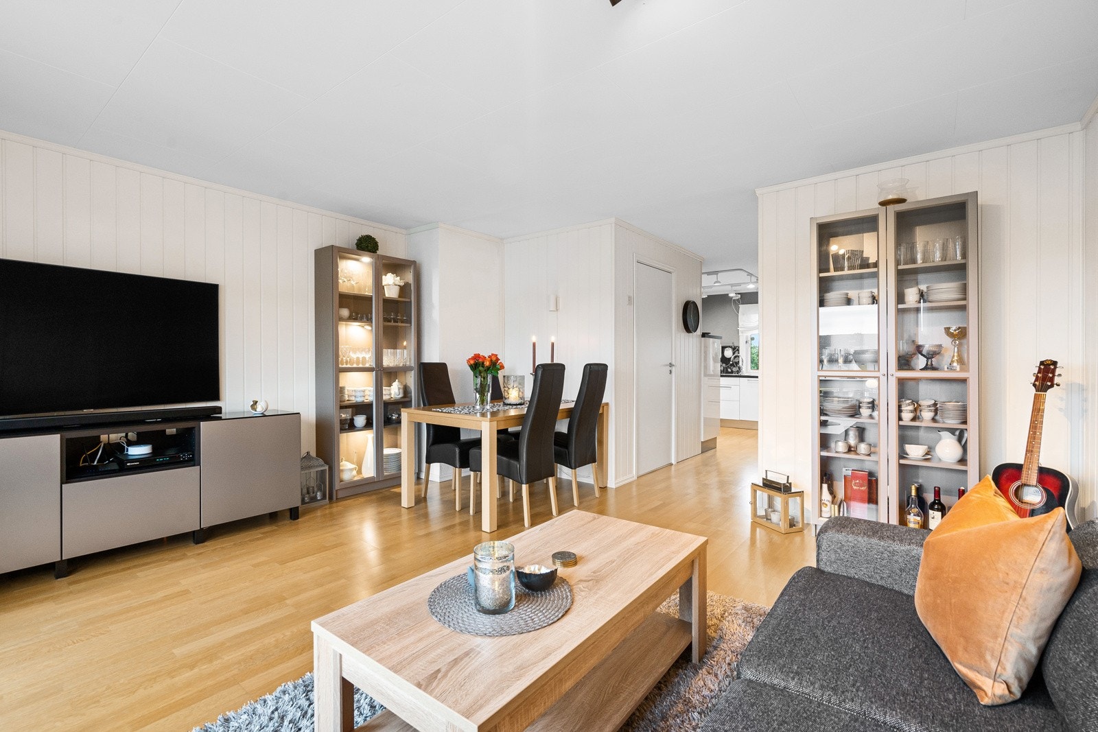 Boligen har et naturlig skille mellom stue og kjøkken Galleribilde