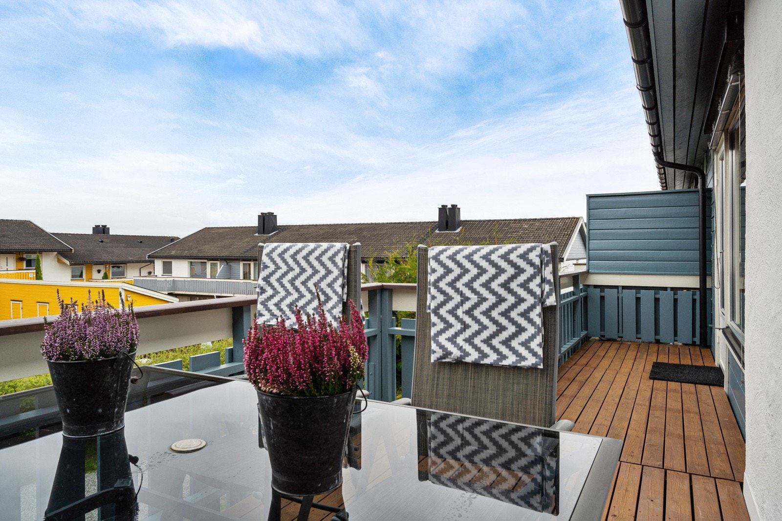 Fra stuen er det direkte adgang til egen, vestvendt balkong på ca. 13m² Galleribilde