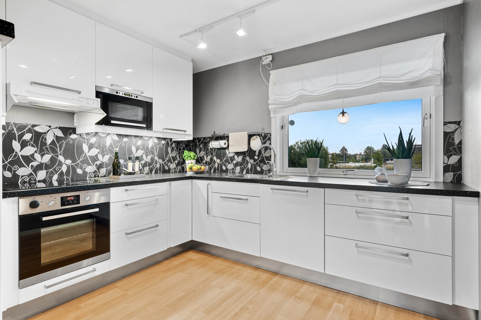 Kjøkkenet fremstår i god stand, uten tegn til avvik og er vurdert til tilstandsgrad 1 av takstmann Galleribilde