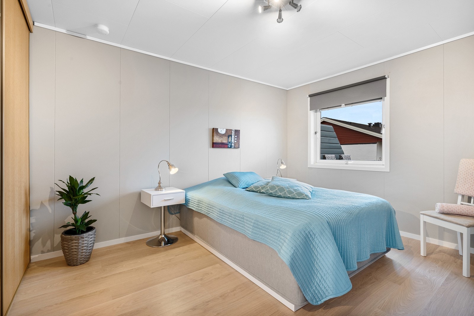 Romslig hovedsoverom på 13m² med god plass til dobbeltseng og tilhørende møblement, samt ønsket garderobe Galleribilde