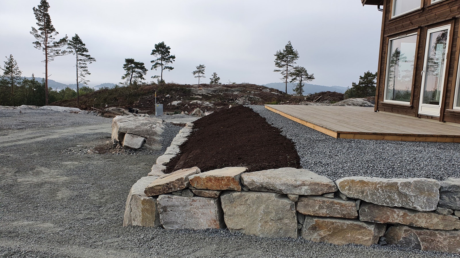 opparbeidelse av mur og ekstra parkering. Galleribilde
