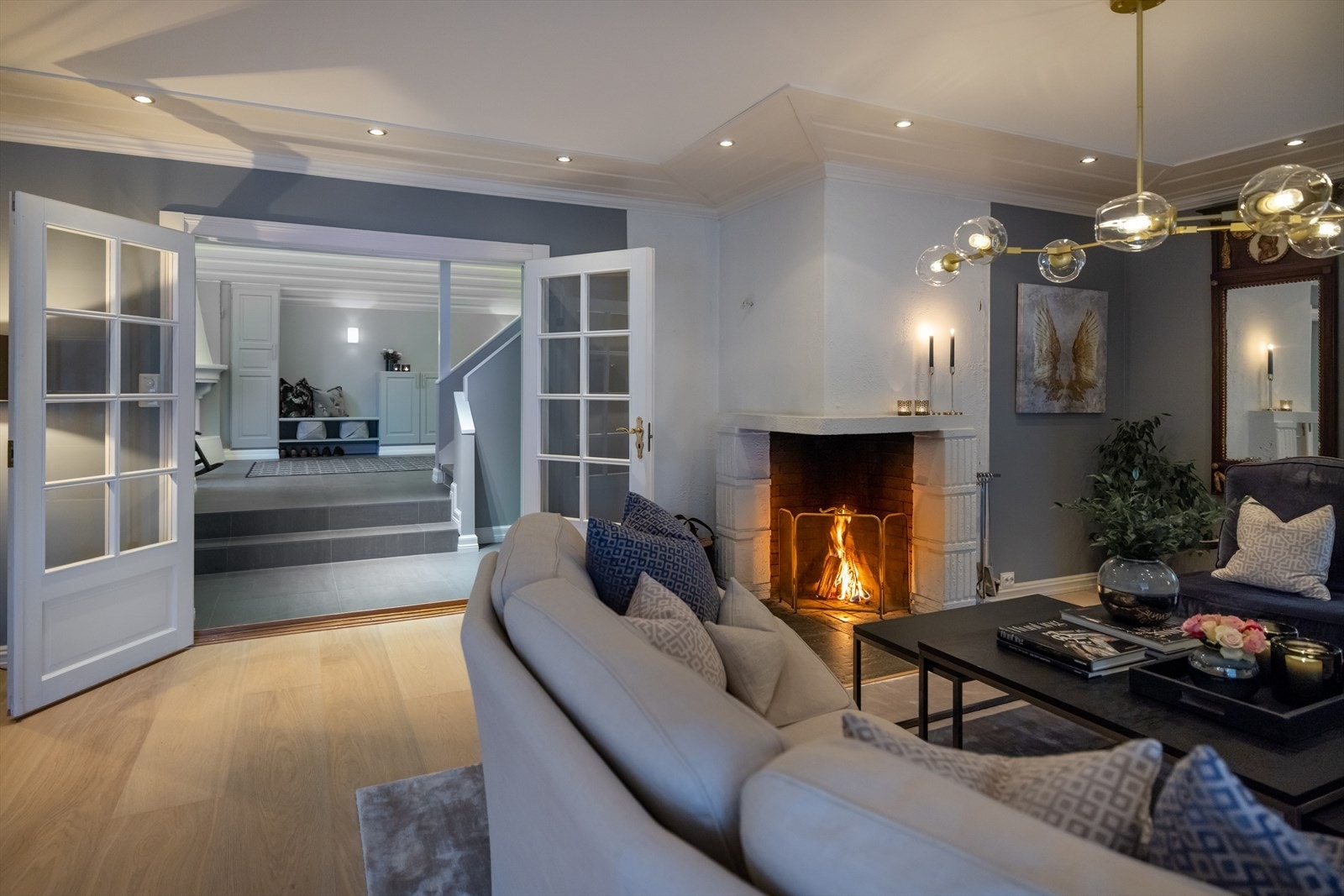 Pen overgang mellom hall og stue, med doble fløydører. Galleribilde