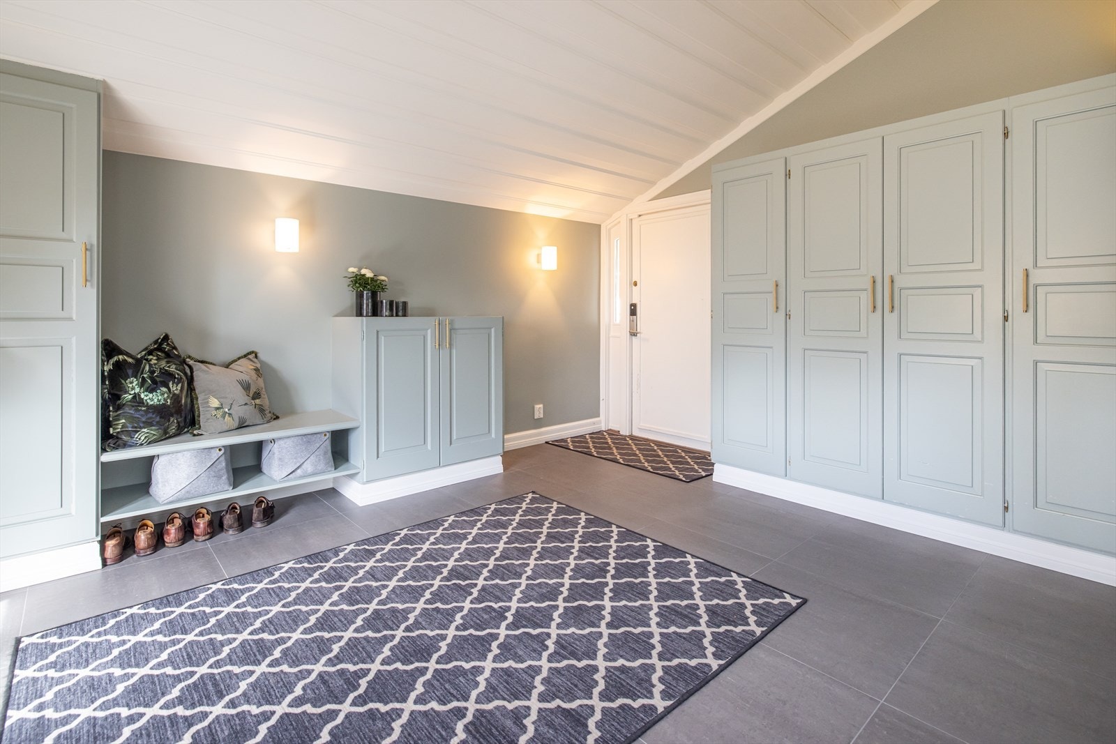 Velkommen inn. En stor flislagt entré/hall med varmekabler og plassbygde garderobeløsninger. Rommet ble pusset opp i 2019. Galleribilde