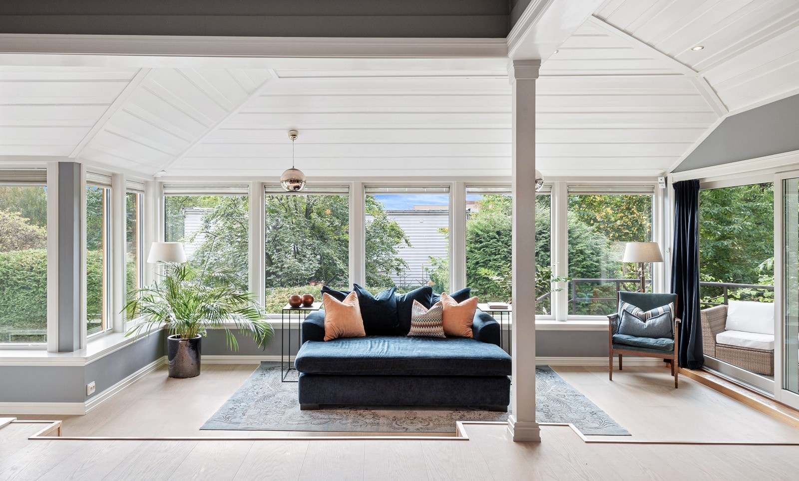 Velkommen til Sørbyhaugen 4, en stor og påkostet familiebolig over 3 plan med sentral beliggenhet i grønne omgivelser. Galleribilde