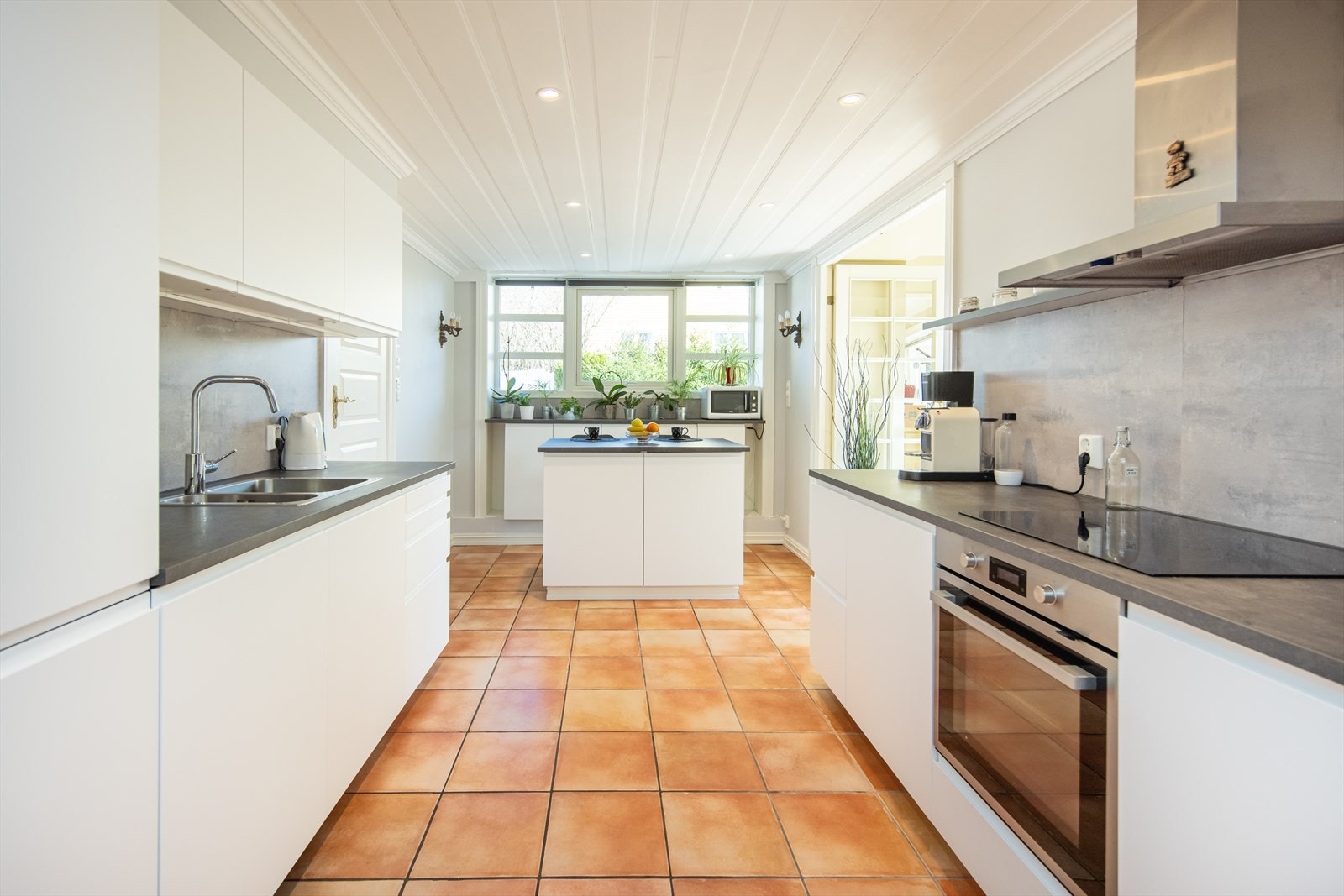 Egen inngang til underetasjen som i dag leies ut for kr. 16 000,- pluss strøm pr. mnd. Galleribilde