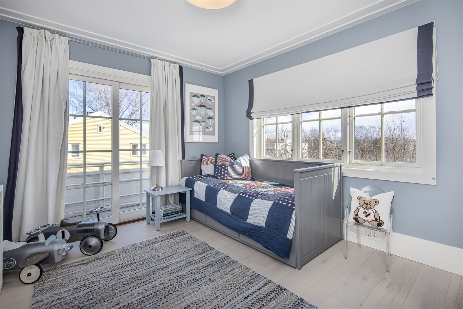 Soverom 2 med utgang til balkong. Galleribilde