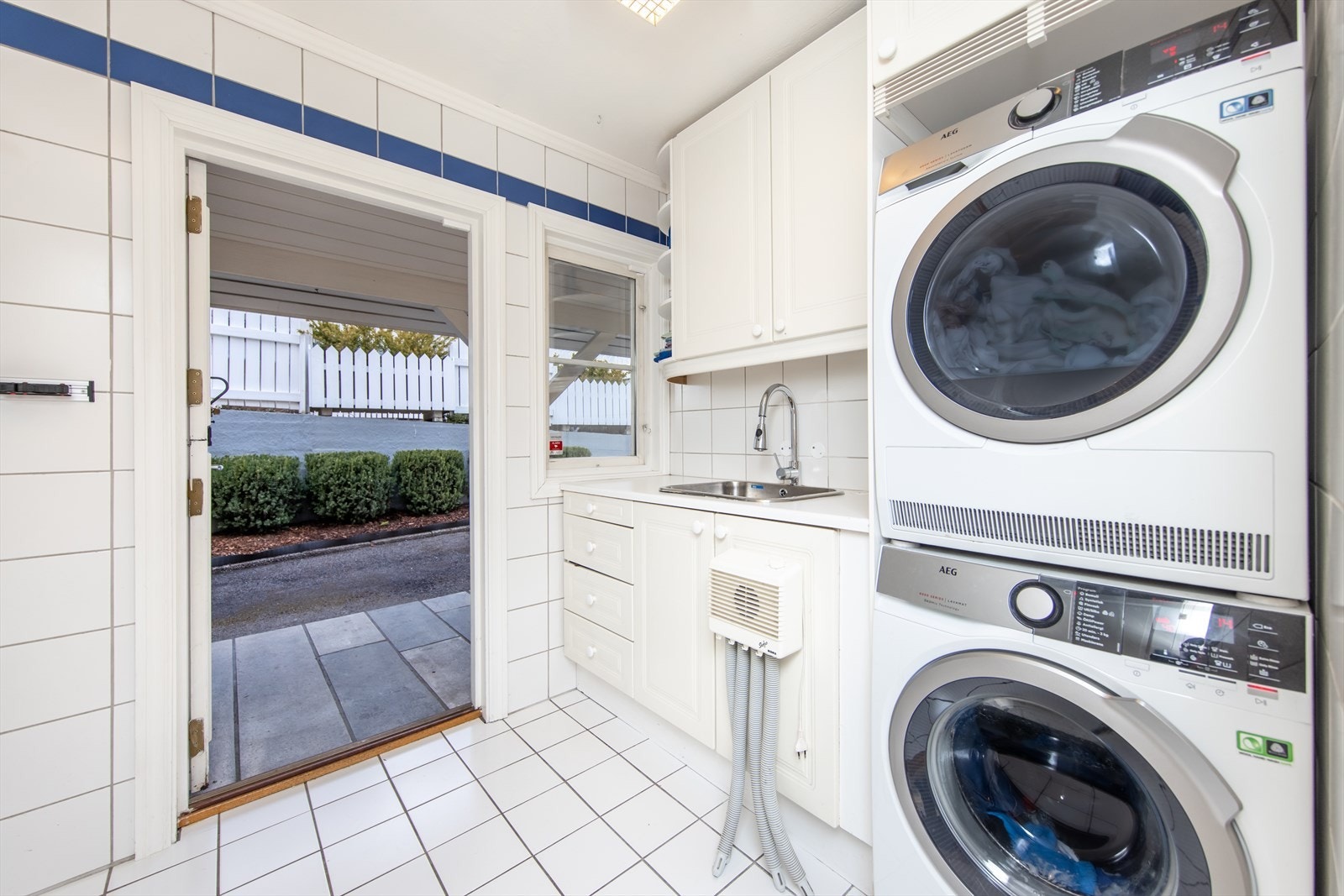 Vaskerom med egen inngang. Fint å ta barna inn etter en våt dag utendørs. Galleribilde