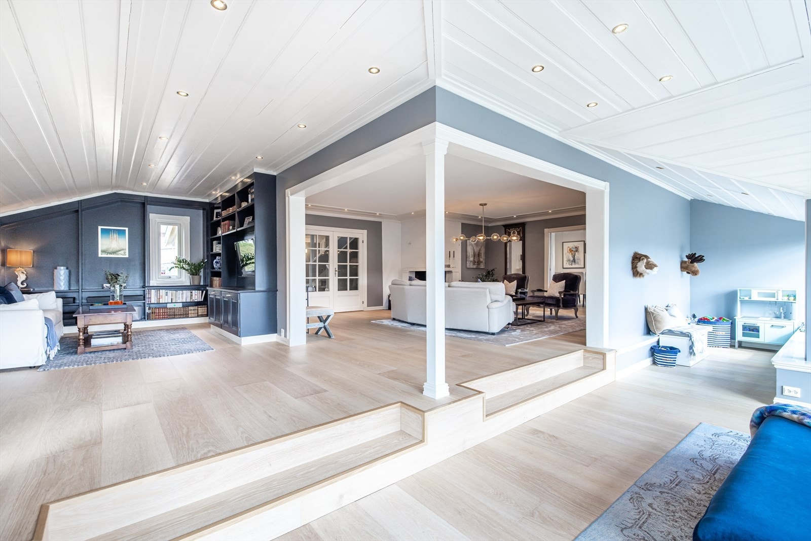 Hele etasjen er lekkert pusset opp. Flott eikegulv med ekstra bredde og tidløse fargevalg på overflatene. Dette gir et eksklusivt preg. Legg også merke til egen lekestue. Galleribilde