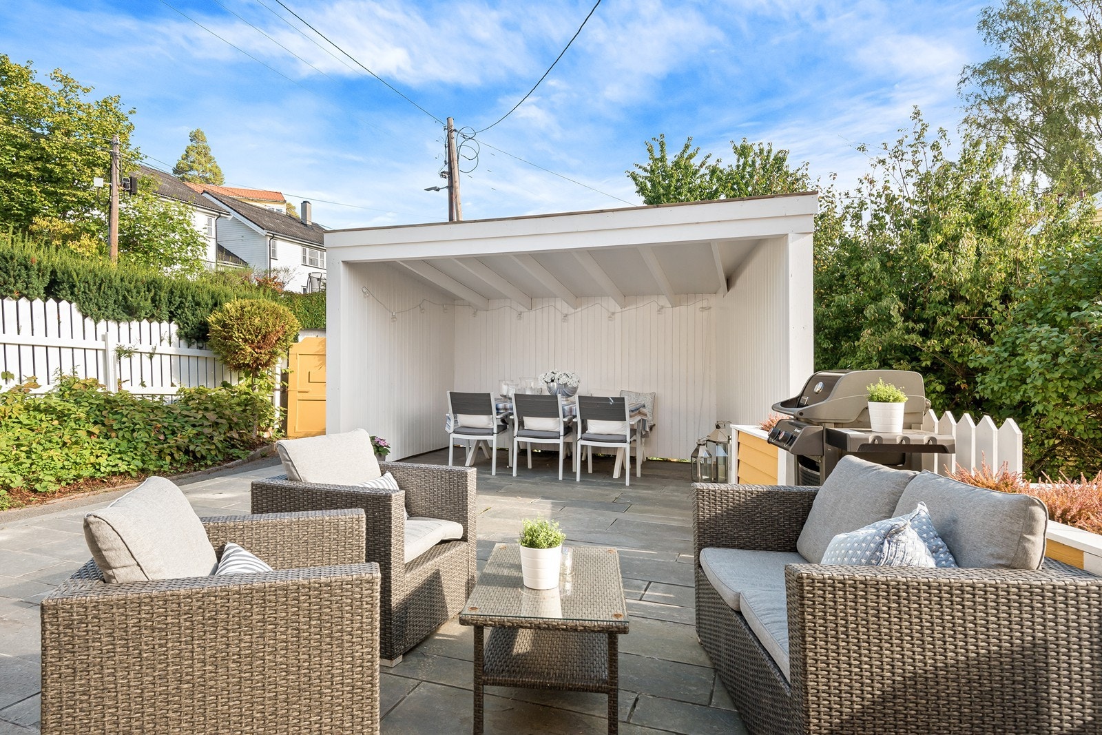 Sosial og luftig terrasse. Overbygget utestue fra 2020. Galleribilde