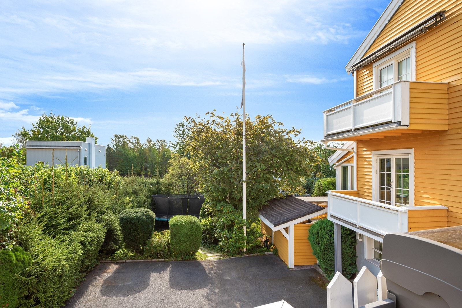 Fra gårdsplassen er det enkel tilgang til hagen. Galleribilde