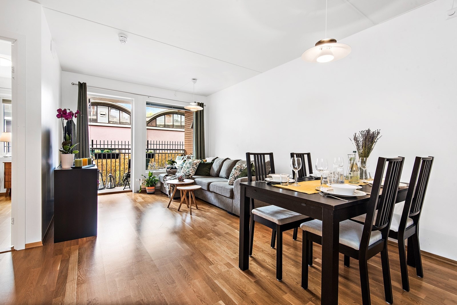 Romslig stue med spiseplass Galleribilde