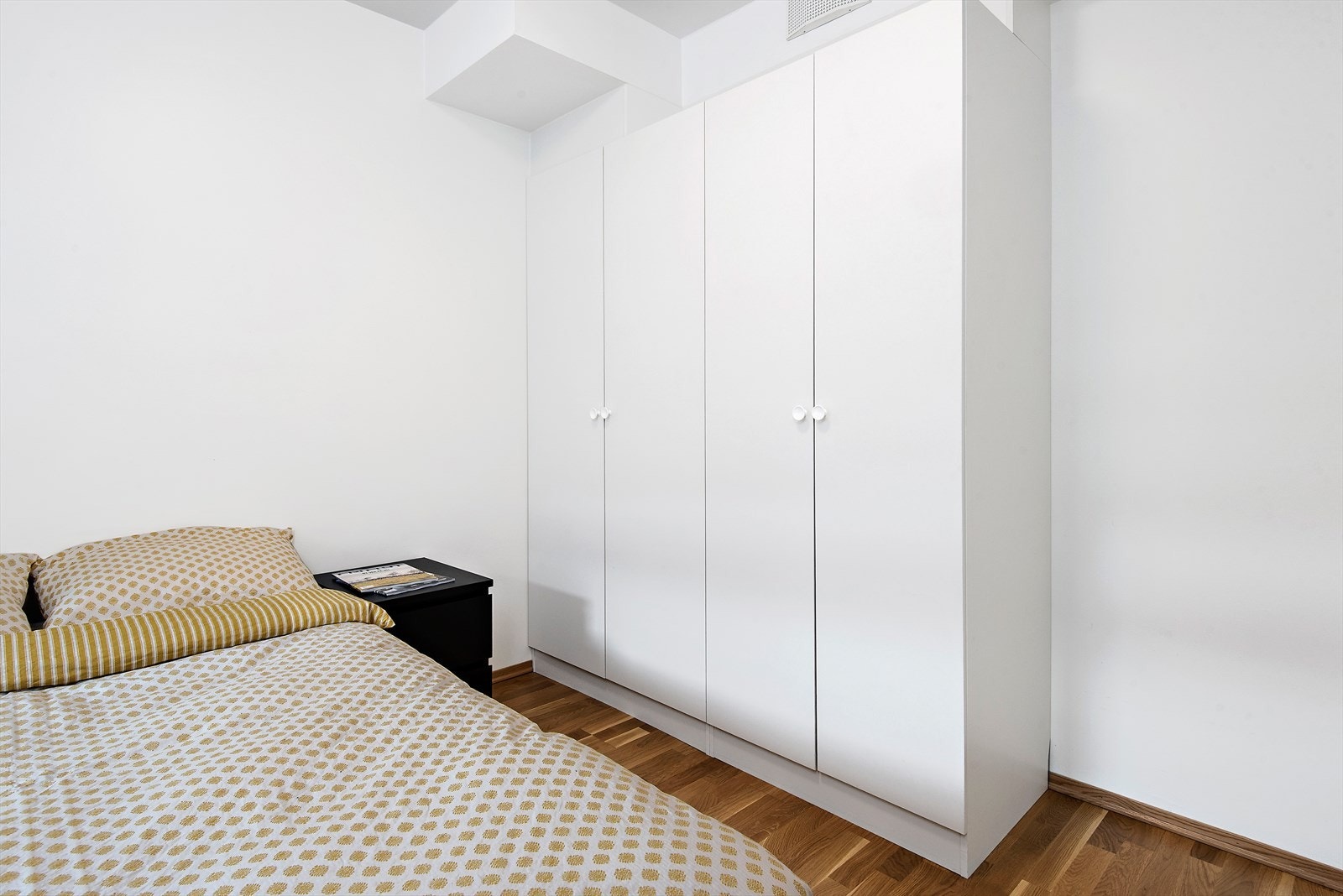 Godt med skapplass i form av to doble garderobeskap Galleribilde