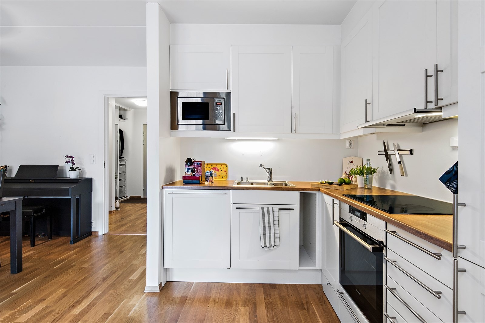 Praktisk og åpen kjøkkenløsning Galleribilde