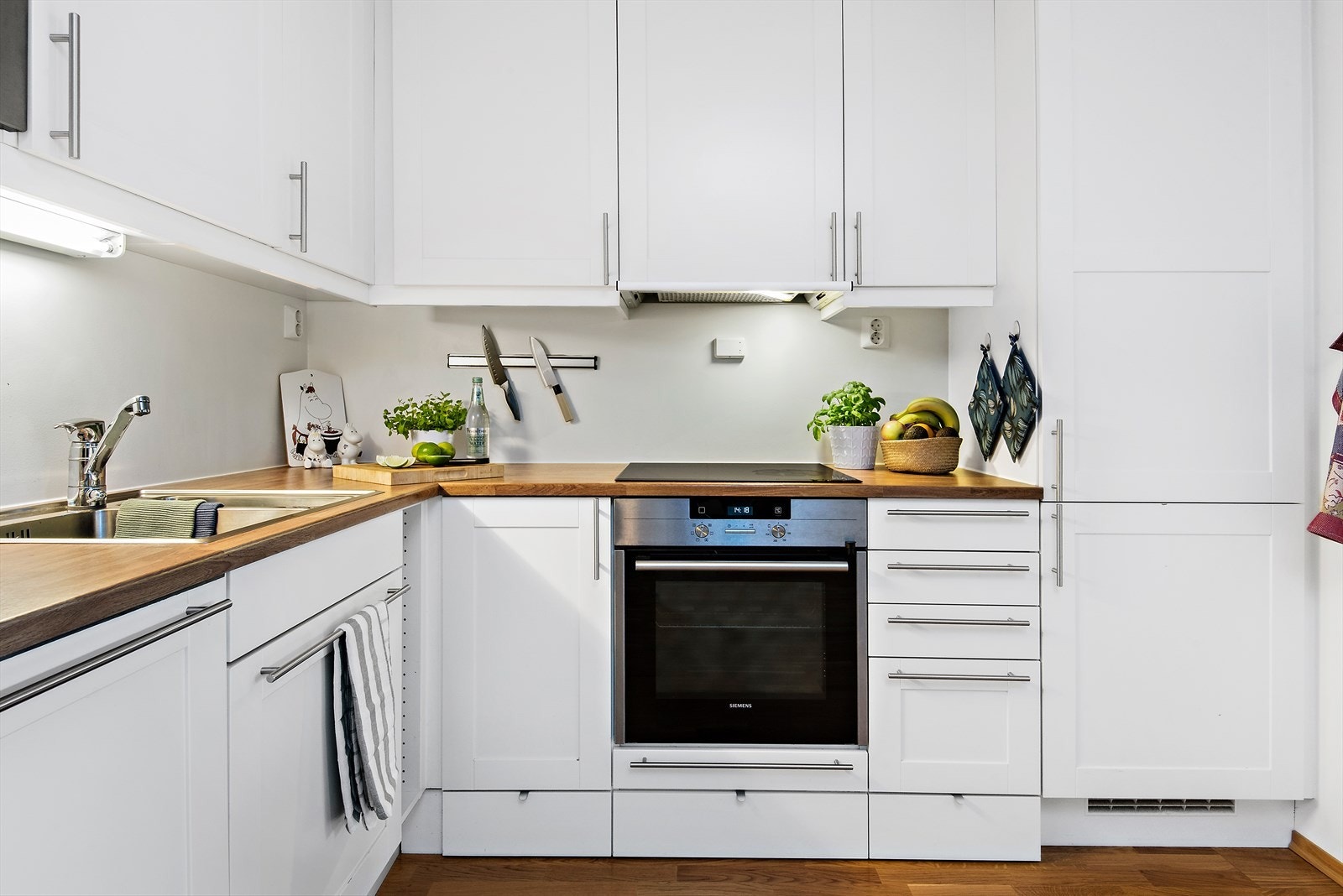 Integrerte hvitevarer på kjøkken Galleribilde