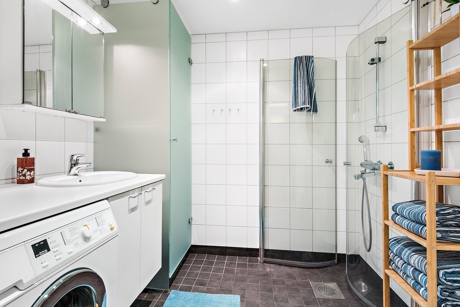 Romslig bad/wc Galleribilde