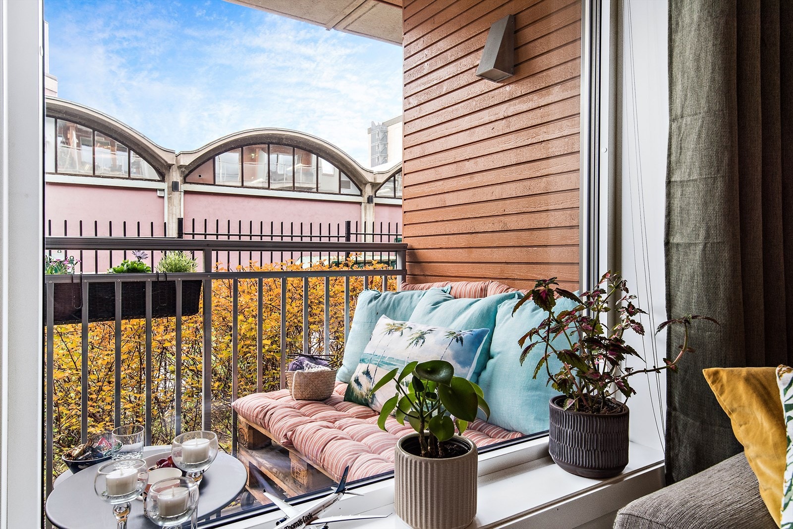 Balkongen vender mot et rolig fellesområde Galleribilde