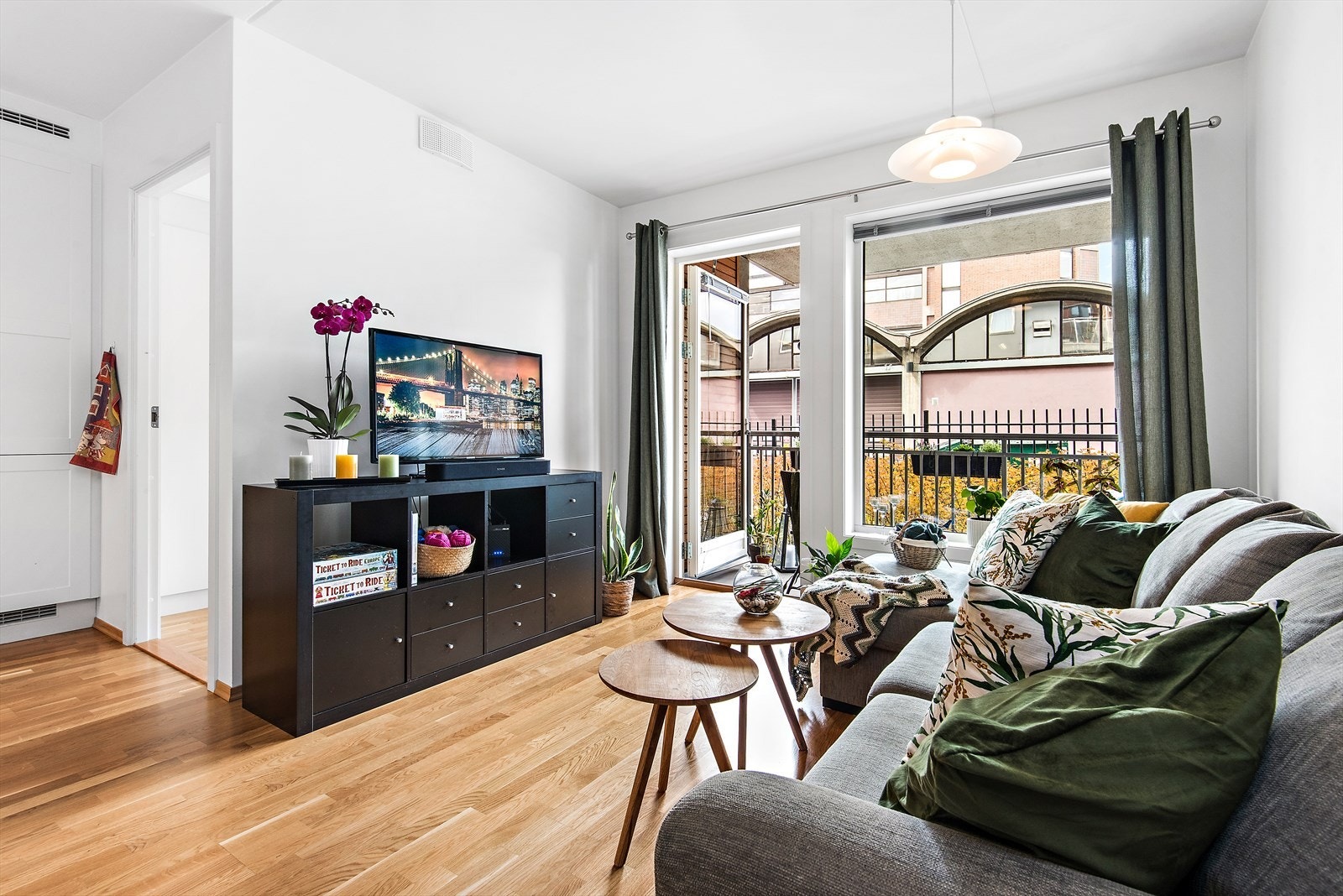 Praktisk plass til sofa med tv-møbel Galleribilde