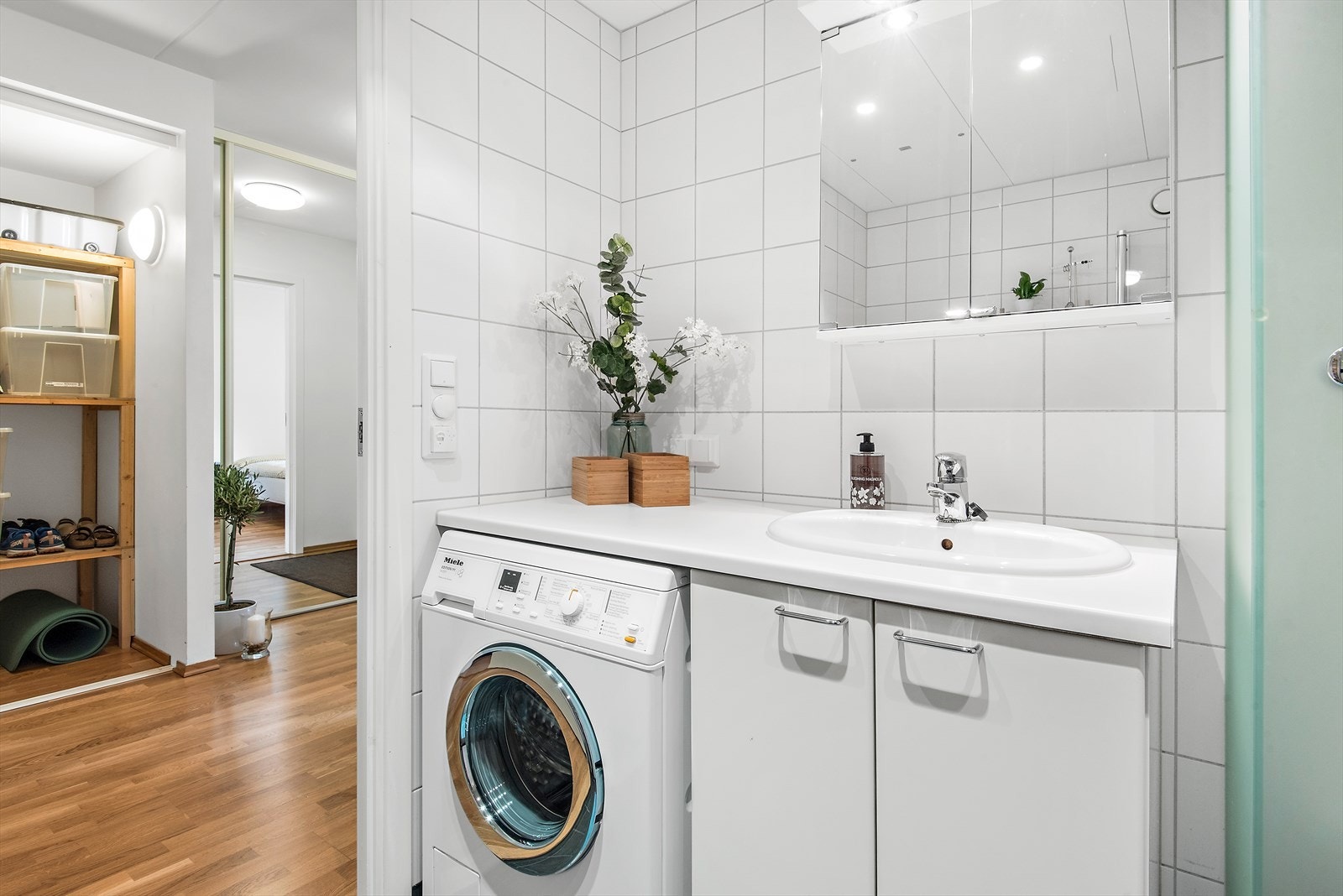 Vaskemaskin under benk, samt tørkeskap Galleribilde