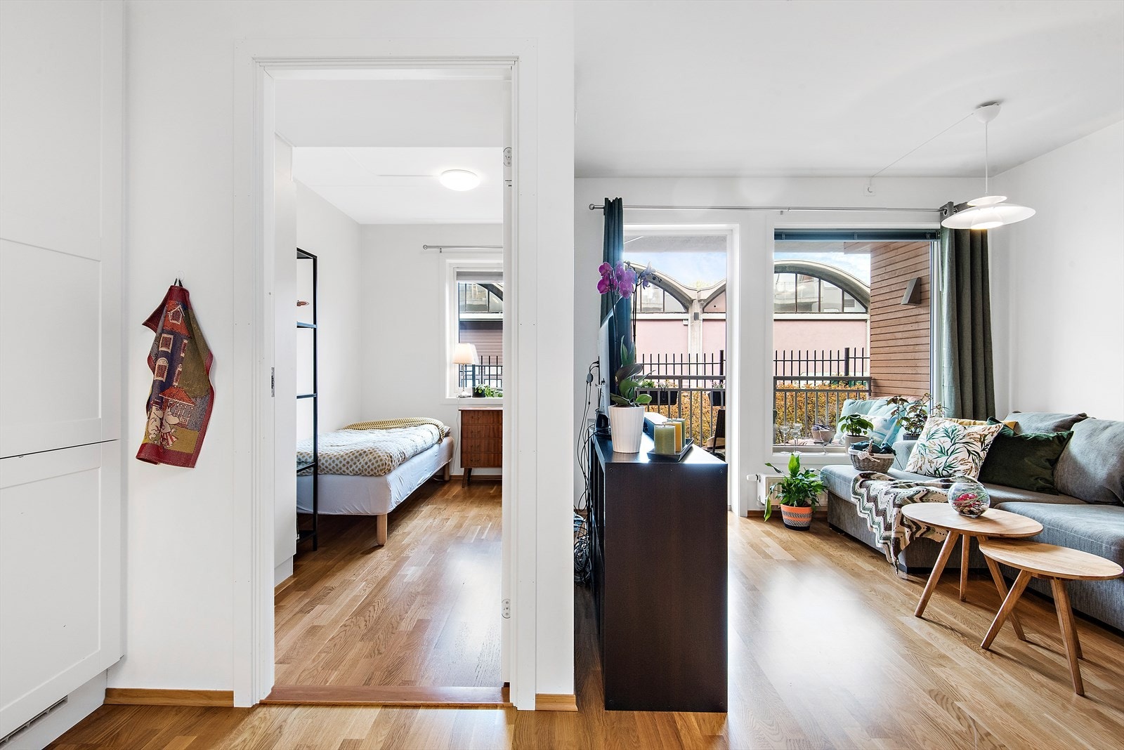 Leiligheten har store vindusflater og en takhøyde på 2,49 meter Galleribilde