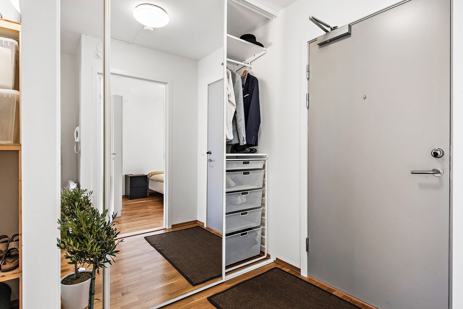 2 praktiske skyvedørsgarderober i gang Galleribilde