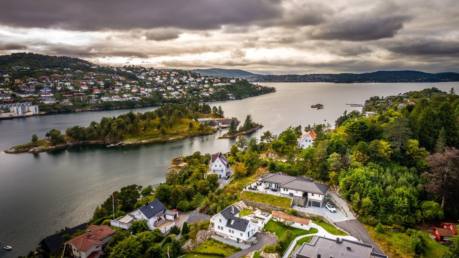 Idyllisk beliggenhet med maritime omgivelser og sjøen som nærmeste nabo - perfekt for både store og små. Galleribilde