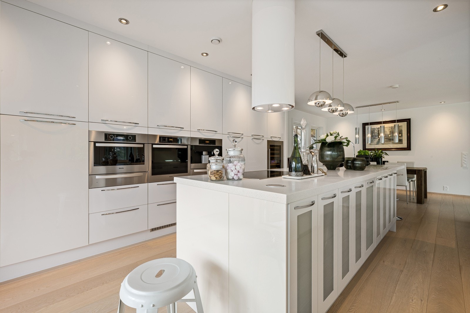 Kjøkkenøyen har meget god lagringsplass i front - noe som gir maksimal plassutnyttelse. Galleribilde