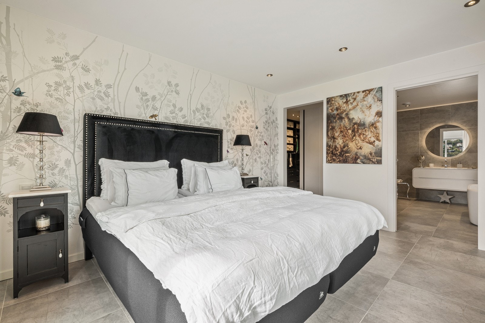 Ett soverom av de sjeldne - med utgang til terrasse, eget bad og "walk-in" garderobe. Galleribilde