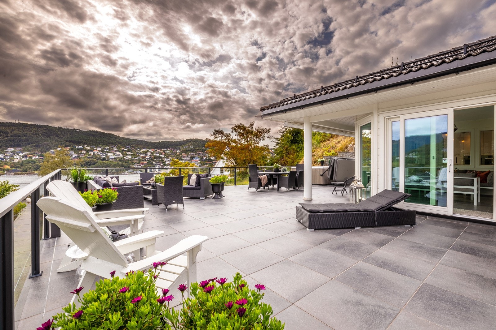 Med sin usjenerte beliggenhet og sjøutsikt ligger alt til rette for hygge i en ellers travel hverdag. Galleribilde