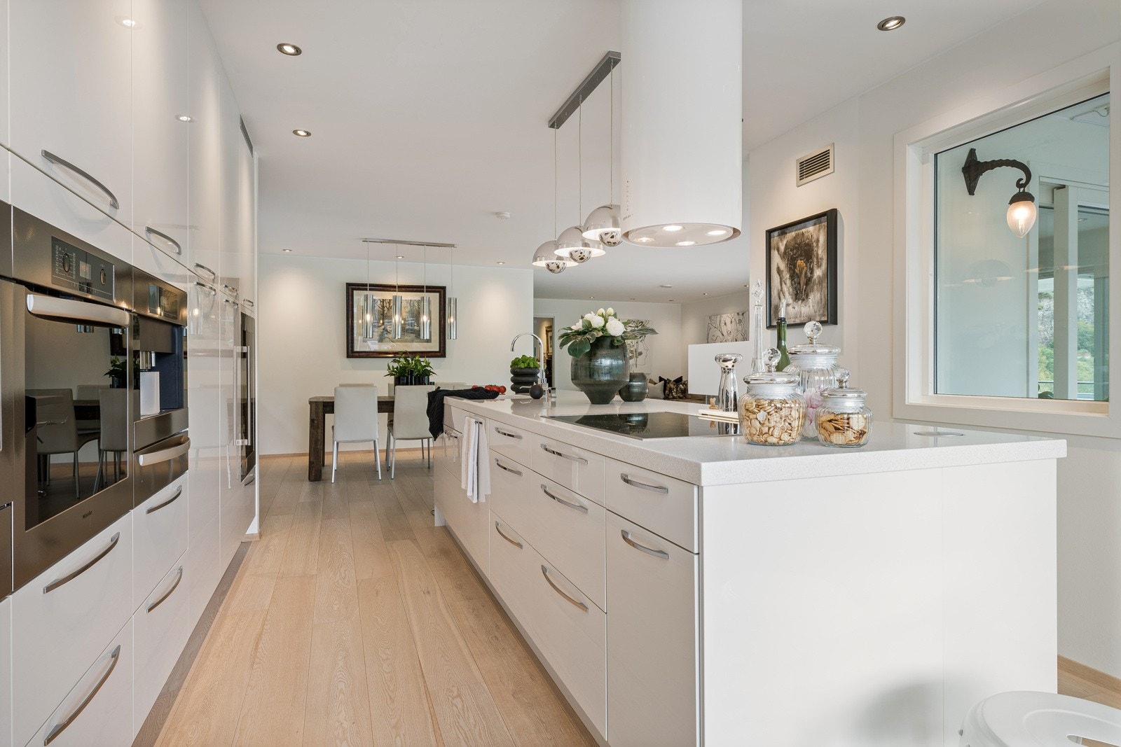 Kjøkkeninnredning fra kvalitetsleverandøren Epoq. Innredningen består av høyglansfronter og korean benkeplate med nedfelt kompositt vask. Galleribilde