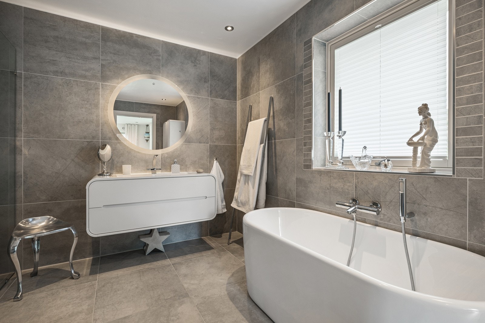 Badet er på hele 10,1 kvm. og har påkostede kvaliteter som badekar og elektrisk håndkletørker. Galleribilde