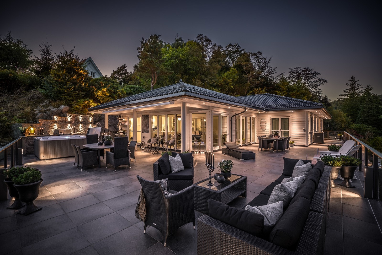 En nydelig enebolig med terrasse på hele 170 kvm. med gode solforhold utsikt utover sjøen, nærområdet og Eidsvåg. Galleribilde