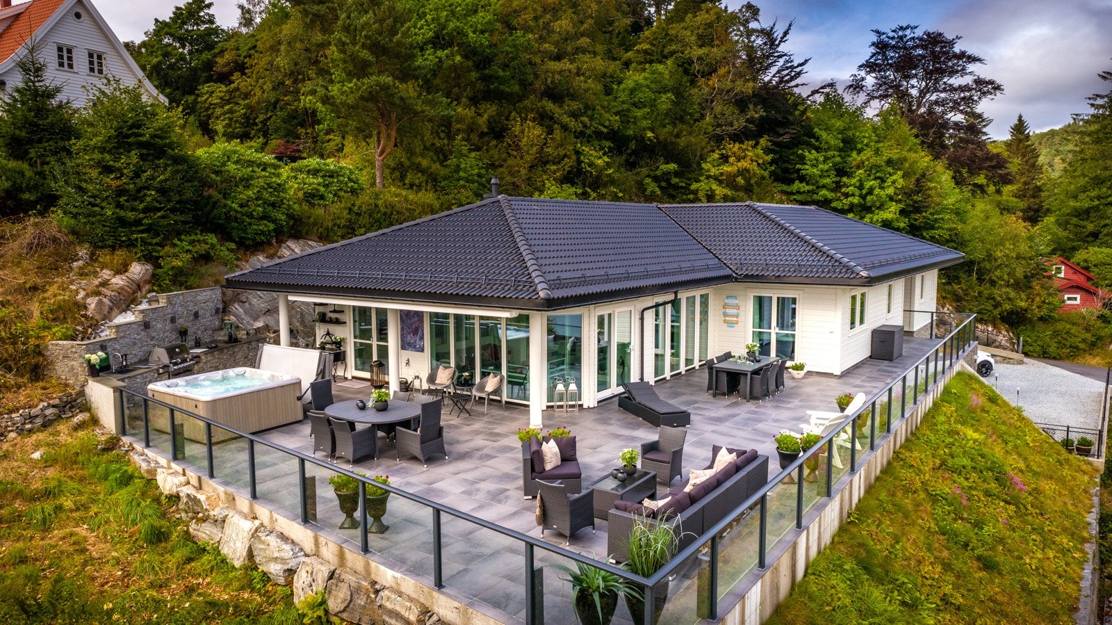 En fasade av de sjeldne - fantastisk bolig med naturskjønn beliggenhet på Åstveit. Her bor man sentralt, samtidig tilbaketrukket i rolige og landlige omgivelser. Galleribilde