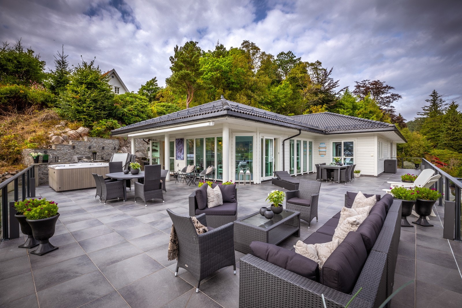 Boligen har særdeles flotte kvaliteter med terrasse på hele 170 kvm. med egen hagestue, utekjøkken og jacuzzi. Galleribilde